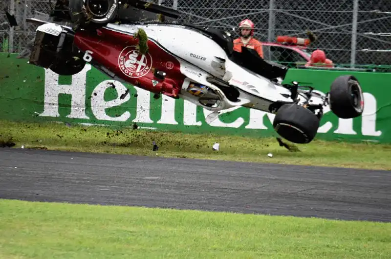 Paura e sollievo a Monza: Marcus Ericcson ha perso il controllo della sua Alfa Sauber al termine del rettilineo principale, con la sua vettura che si è ribaltata più volte. Nessuna conseguenza per lui