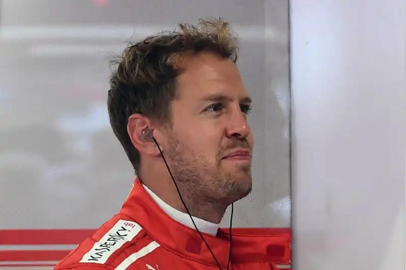 Dietro a Vettel il compagno di scuderia Raikkonen e le due Mercedes di Hamilton e Bottas.
