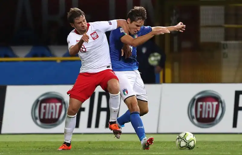 I polacchi passano in vantaggio con un gol del giocatore del Napoli Zielinski, nella ripresa Chiesa si procura un rigore trasformato dall'italo-brasiliano.