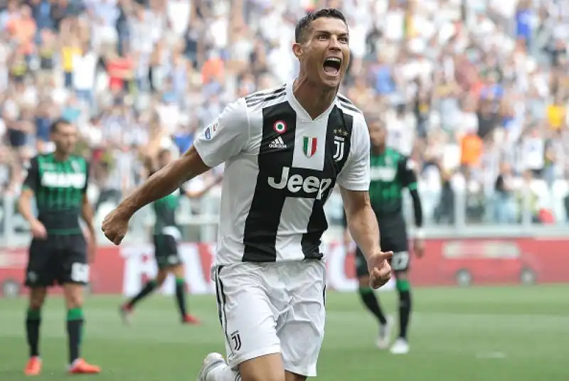 Si sblocca Cristiano Ronaldo e la Juventus piega il Sassuolo per 2-1 in una delle partite del pomeriggio della quarta giornata di serie A.