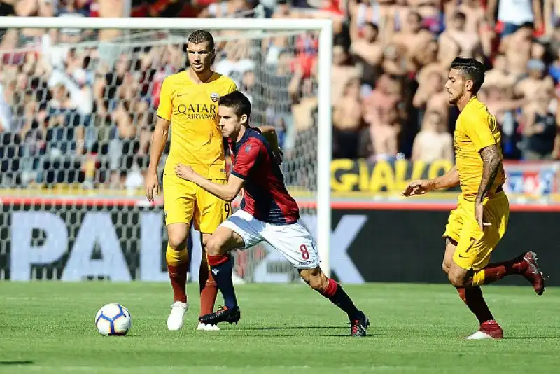 Con un gol per tempo di Mattiello e Santander, i rossoblu si sbloccano e ottengono la prima vittoria della stagione contro una brutta Roma.