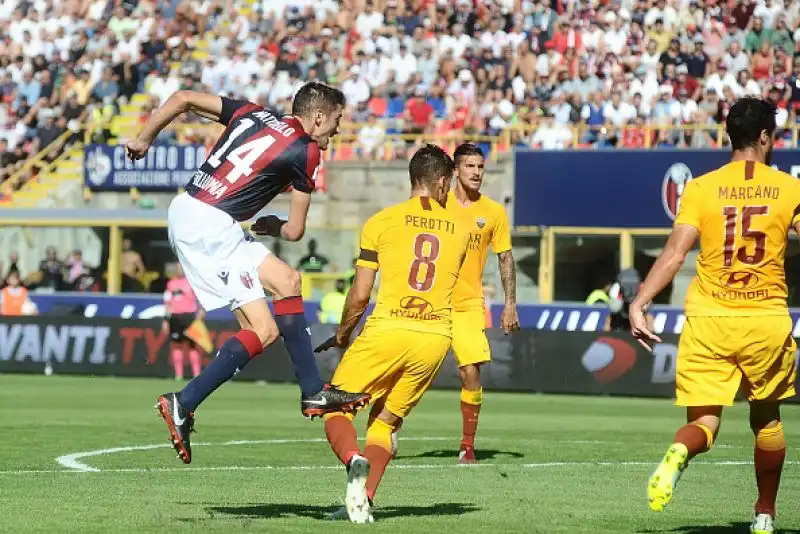 Con un gol per tempo di Mattiello e Santander, i rossoblu si sbloccano e ottengono la prima vittoria della stagione contro una brutta Roma.