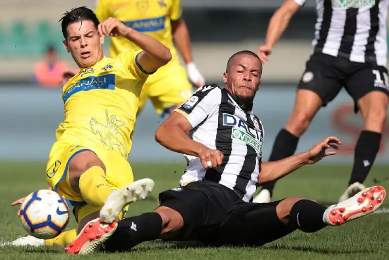 I gol di De Pol e Lasagna regalano tre punti importanti ai friulani che salgono in classifica, il Chievo resta ultimo in classifica.