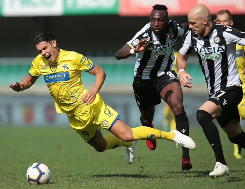 I gol di De Pol e Lasagna regalano tre punti importanti ai friulani che salgono in classifica, il Chievo resta ultimo in classifica.