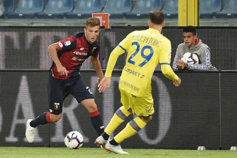 Il Genoa liquida il Chievo, che resta a -1, grazie al sesto gol in sei partite di Krzysztof Piatek.