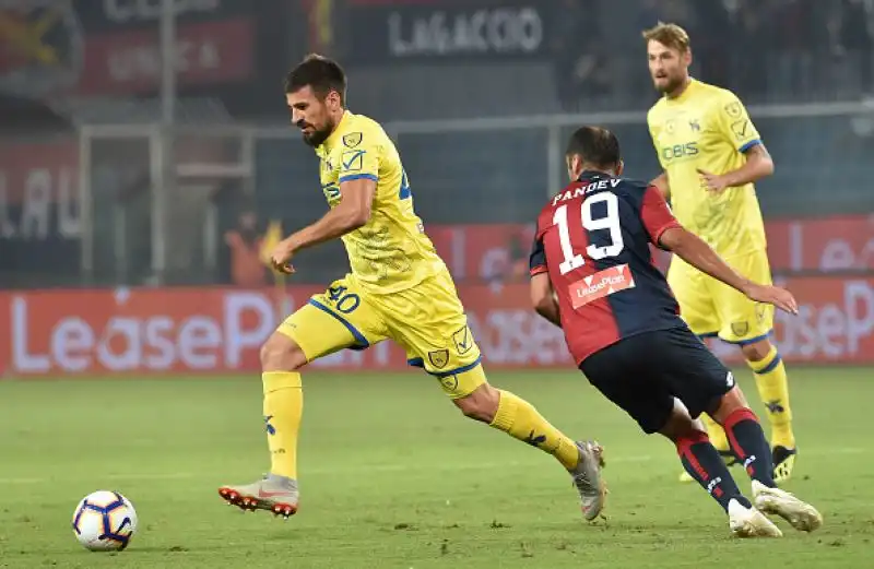 Il Genoa liquida il Chievo, che resta a -1, grazie al sesto gol in sei partite di Krzysztof Piatek.