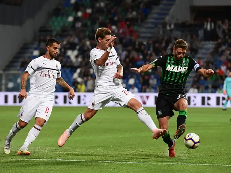 Vittoria d'autorità del Milan a Reggio Emilia nel posticipo di serie A contro il Sassuolo. I rossoneri battono per 4-1 i neroverdi con le reti di Kessie, Suso (doppietta), Castillejo.