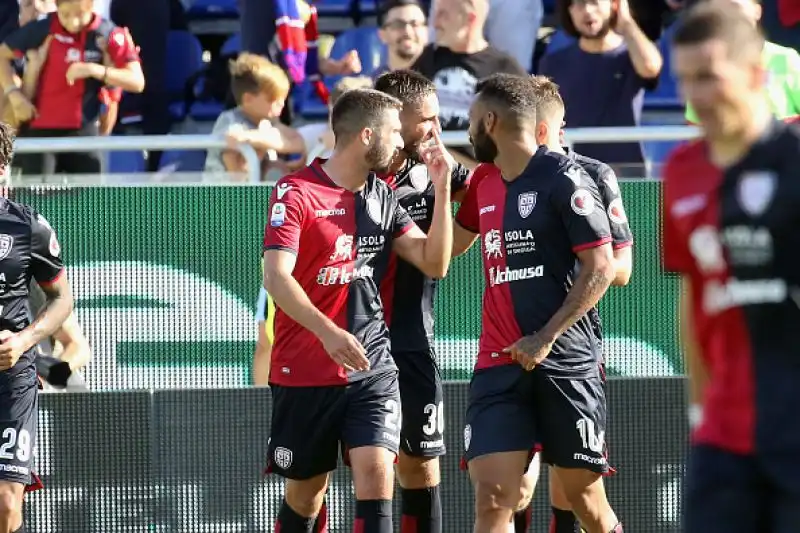 I rossoblu regolano la squadra di Filippo Inzaghi grazie ai gol di Joao Pedro e Pavoletti, e in classifica salgono così a nove punti.
