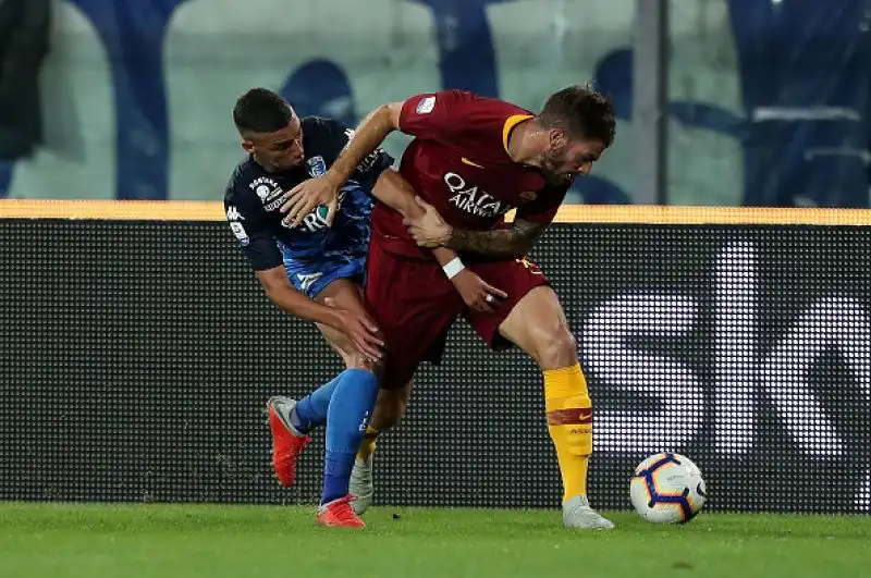 Un gol per tempo di N'Zonzi e Dzeko per la squadra di Di Francesco, che sale a 14 punti, ma che ha sofferto a lungo gli attacchi di un Empoli bello, ma sciupone.
