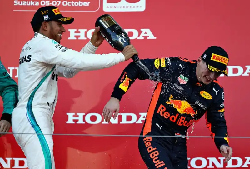 Sul podio con il pilota britannico Bottas e Verstappen. Vettel finisce in testa coda nelle prime fasi della corsa e chiude al sesto posto, Raikkonen è solo quinto.