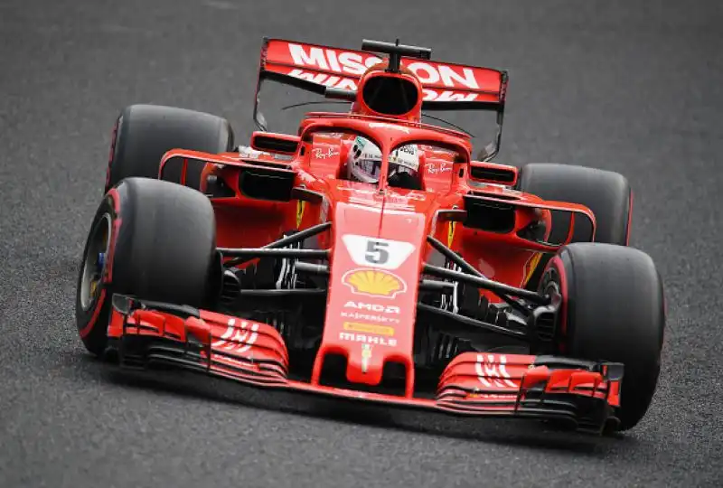 Il pilota britannico partirà davanti a Bottas e a Verstappen. NMale la Ferrari, che ingannata dalla pioggia sbaglia la scelta delle gomme: Vettel è nono, Raikkonen quarto.