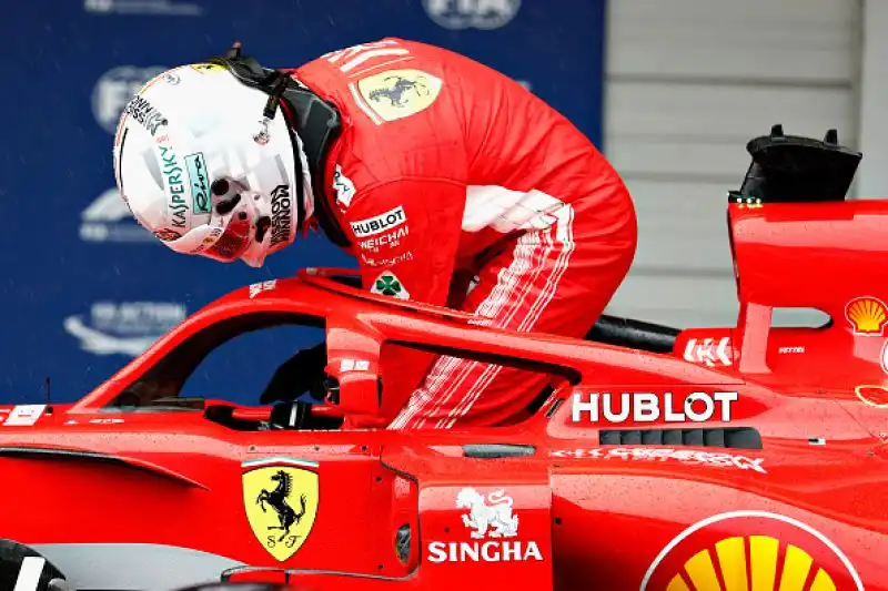 Il pilota britannico partirà davanti a Bottas e a Verstappen. NMale la Ferrari, che ingannata dalla pioggia sbaglia la scelta delle gomme: Vettel è nono, Raikkonen quarto.