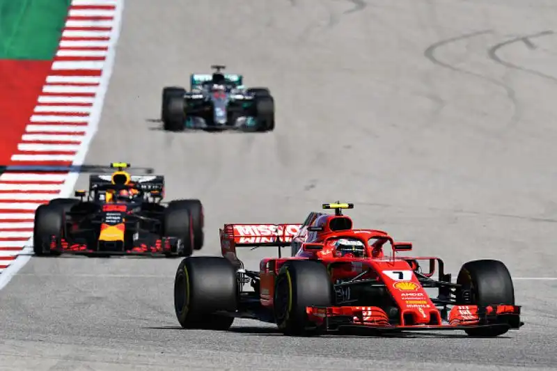 Il finlandese della Ferrari torna a vincere dopo cinque anni e mezzo: Vettel sbaglia ancora, rimonta e chiude quarto dietro all'inglese.