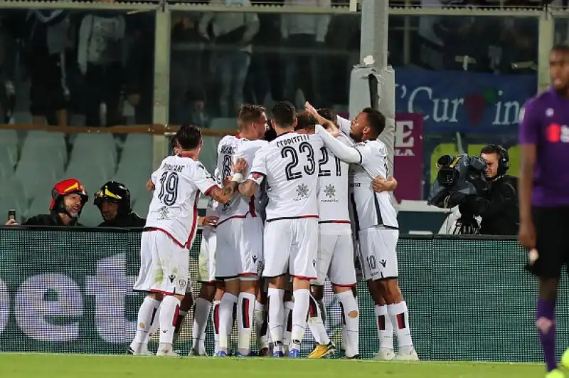 Primo pareggio interno per la squadra di Pioli: il Cagliari strappa l'1-1 grazie al bomber dopo il rigore di Veretout.