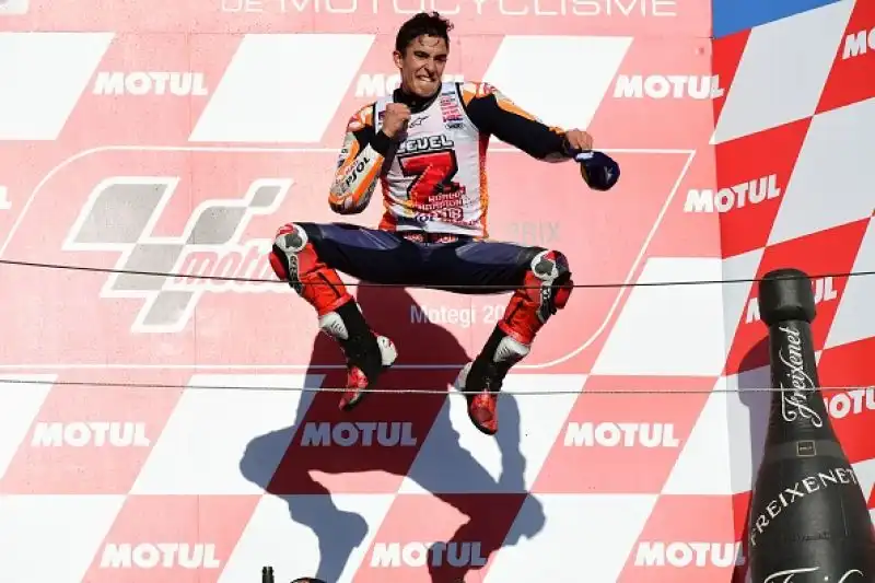 Marquez è campione del mondo per la settima volta a soli 25 anni. Il centauro della Honda vince il Gran Premio del Giappone precedendo Crutchlow e Rins, a terra Dovizioso dopo un lungo duello.