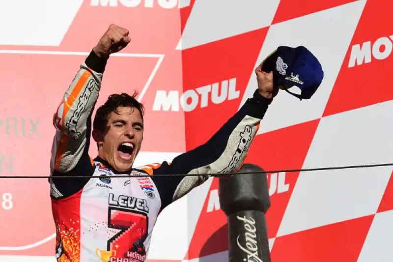 Marquez è campione del mondo per la settima volta a soli 25 anni. Il centauro della Honda vince il Gran Premio del Giappone precedendo Crutchlow e Rins, a terra Dovizioso dopo un lungo duello.