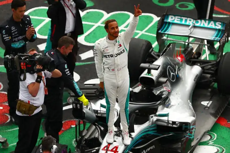 Come nel 2017, il Mondiale piloti si è deciso in Messico. Nella terzultima gara della stagione Hamilton ha fatto festa entrando nella leggenda.