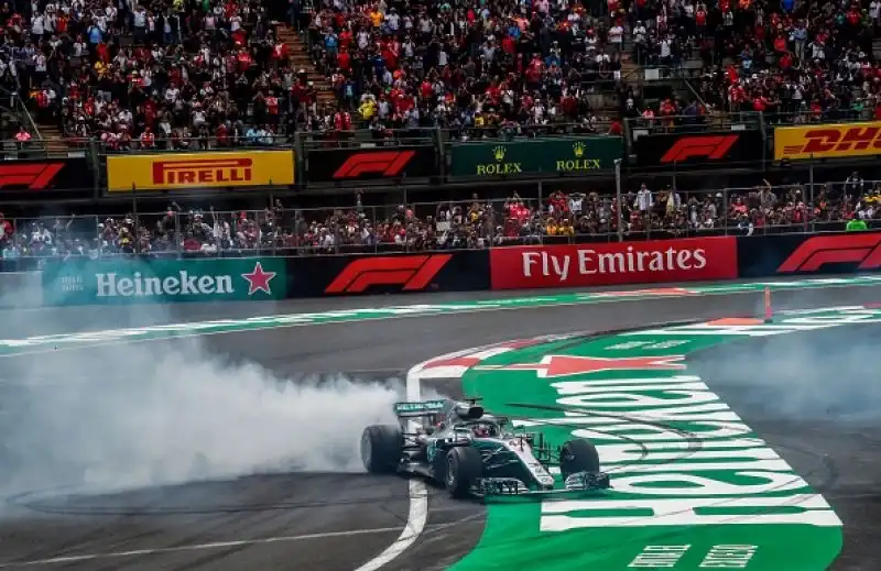 Nella terzultima gara della stagione Lewis Hamilton ha fatto festa entrando nella leggenda del proprio sport grazie al quinto titolo della carriera.
