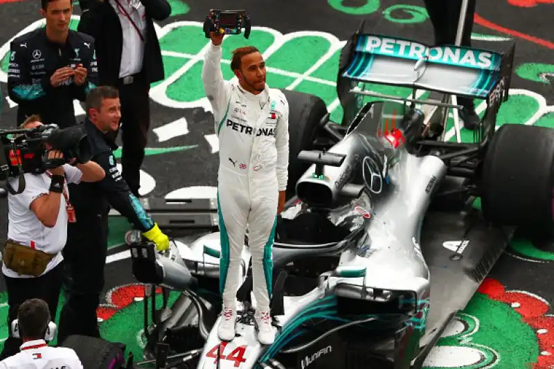 Nella terzultima gara della stagione Lewis Hamilton ha fatto festa entrando nella leggenda del proprio sport grazie al quinto titolo della carriera.