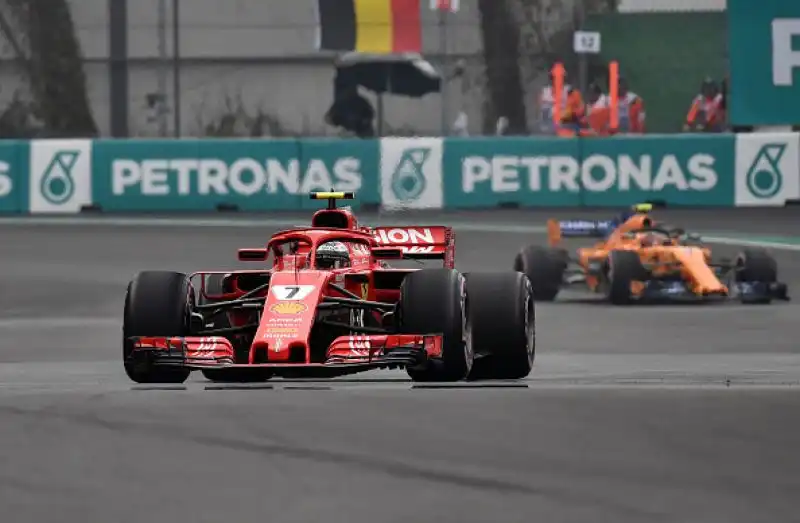 Nelle prime prove Max Verstappen è stato il più veloce davanti a Daniel Ricciardo. Carlos Sainz, si è conquistato la terza piazza, mettendosi alle spalle Sebastian Vettel, settimo Hamilton.