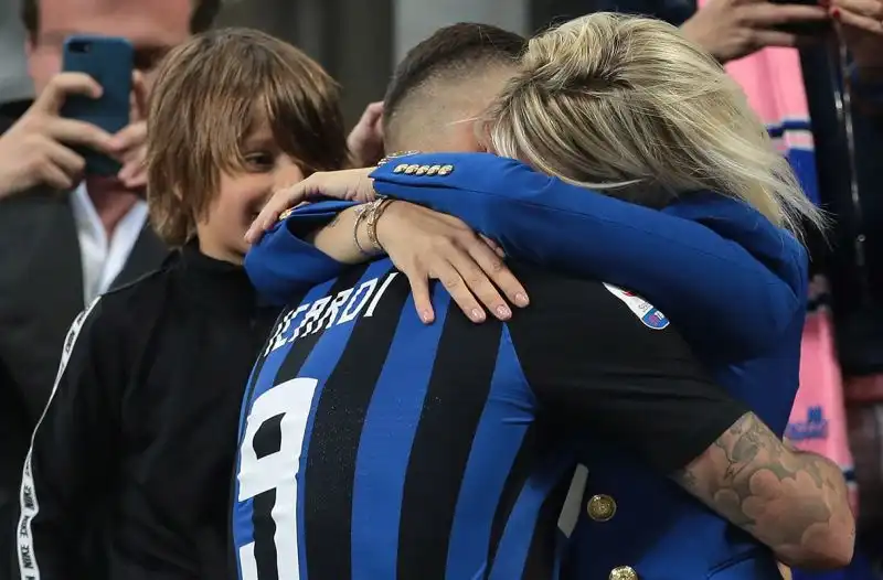 Spettacolo nello spettacolo a san siro: l'attaccante dell'Inter bacia wanda dopo la rete contro il Milan