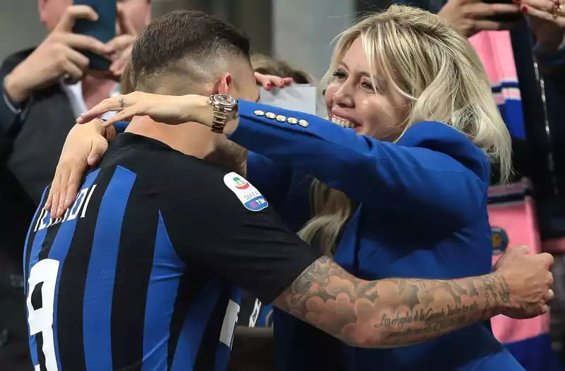 Spettacolo nello spettacolo a san siro: l'attaccante dell'Inter bacia wanda dopo la rete contro il Milan