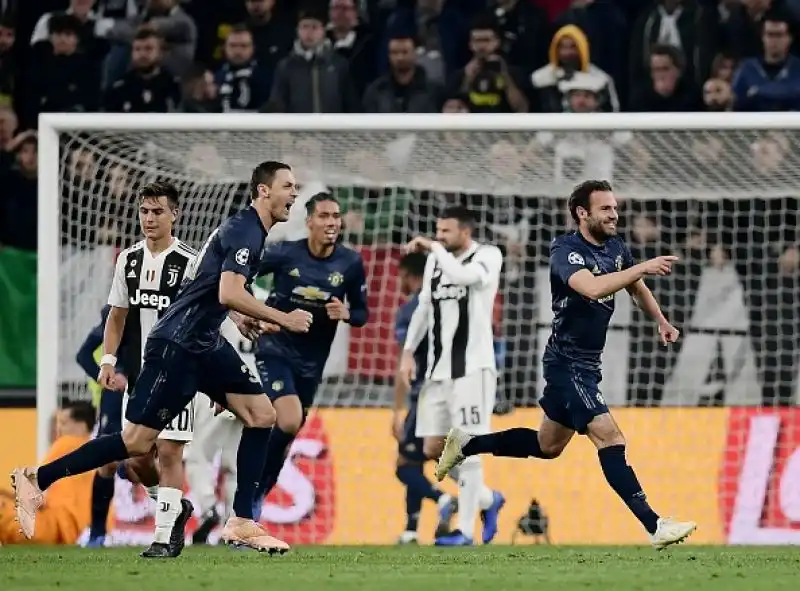 Clamorosa sconfitta interna per 2-1 dei bianconeri contro il Manchester United: due legni, il portoghese illude, poi il crollo finale.
