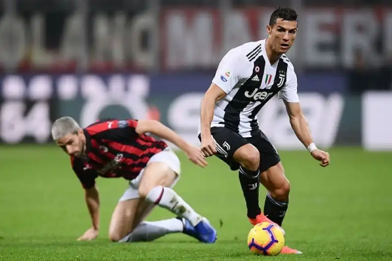 Con un gol per tempo di Mandzukic e Cristiano Ronaldo i bianconeri continuano la corsa in campionato. Higuain sbaglia un rigore sullo 0-1 e viene espulso nel finale.