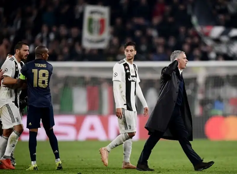 Mourinho-show: il tecnico dello United replica agli insulti dei tifosi juventini dopo la rimonta in Champions