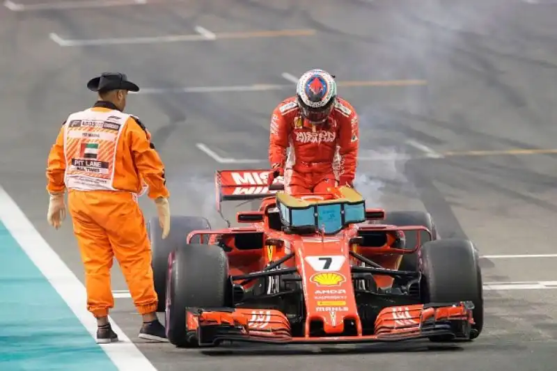 Lewis Hamilton vince il Gran Premio di Abu Dhabi e chiude da dominatore assoluto il Mondiale di Formula 1, con 11 vittorie. Secondo posto per Vettel, poi Verstappen.
