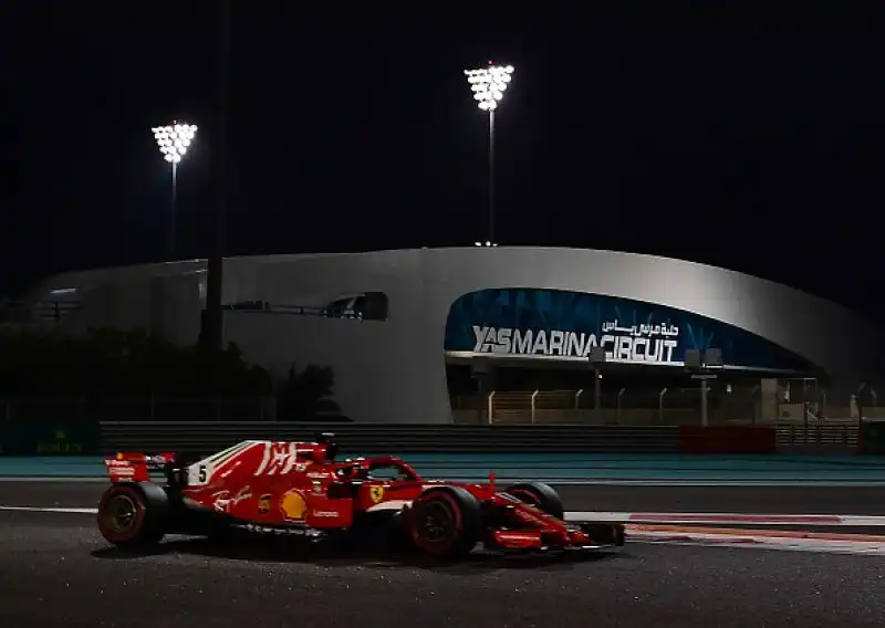 Lewis Hamilton vince il Gran Premio di Abu Dhabi e chiude da dominatore assoluto il Mondiale di Formula 1, con 11 vittorie. Secondo posto per Vettel, poi Verstappen.