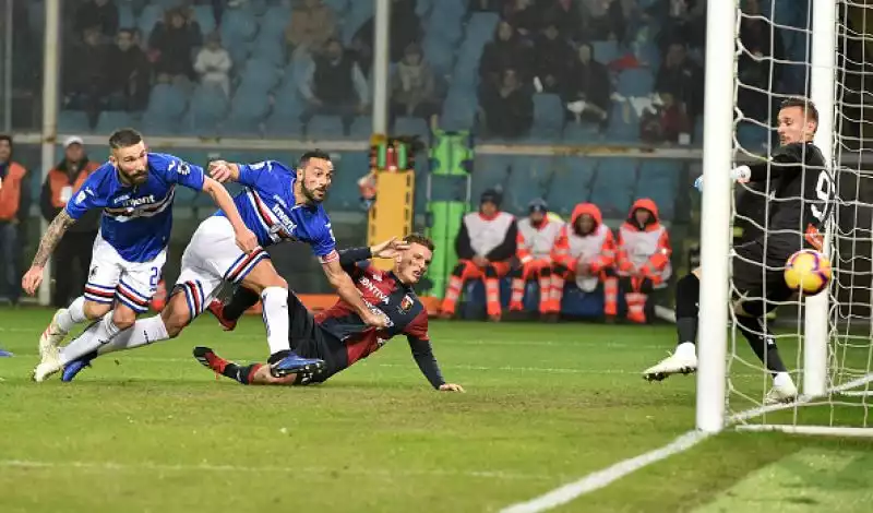 Il polacco torna al gol su rigore rispondendo a Quagliarella e stacca Ronaldo: Genoa-Sampdoria finisce 1-1.