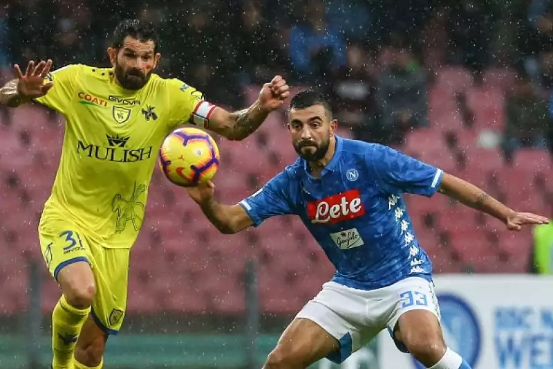 Inattesa battuta d'arresto per il Napoli, che al San Paolo non va oltre lo 0-0 contro il Chievo guidato per la prima volta da Di Carlo dopo il flop Ventura.