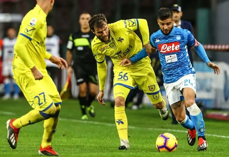 Inattesa battuta d'arresto per il Napoli, che al San Paolo non va oltre lo 0-0 contro il Chievo guidato per la prima volta da Di Carlo dopo il flop Ventura.