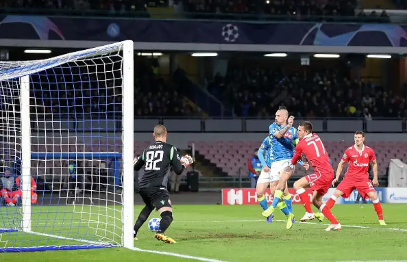 Ancelotti sorride grazie ad un gol di Hamsik e a una doppietta di Mertens, i serbi accorciano nel finale con Ben Nabouhane.