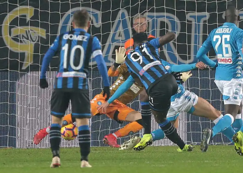 Gli azzurri, subito in vantaggio con Fabian Ruiz, sono raggiunti nella rirpesa dal gol di Zapata ma Ancelotti nel finale manda in campo Milik che realizza il gol vittoria.