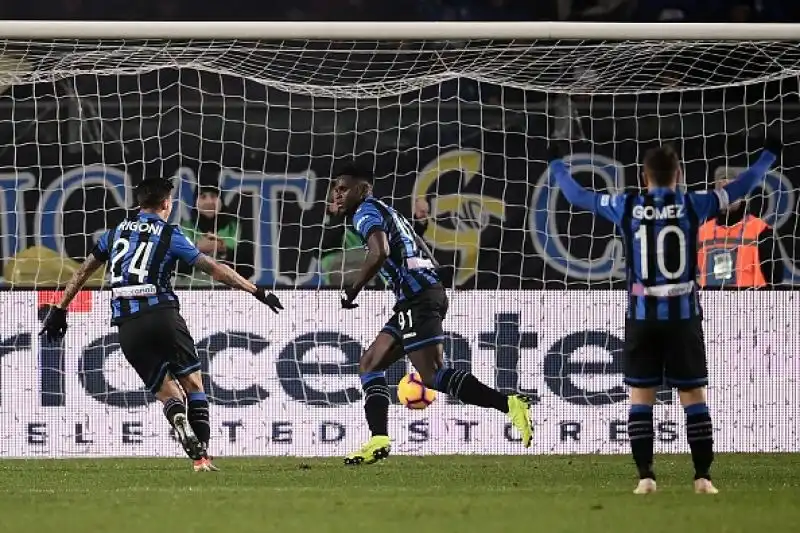 Gli azzurri, subito in vantaggio con Fabian Ruiz, sono raggiunti nella rirpesa dal gol di Zapata ma Ancelotti nel finale manda in campo Milik che realizza il gol vittoria.
