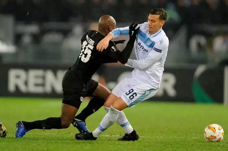 La Lazio perde ancora contro lEintracht Francoforte, nonostante il vantaggio iniziale di Correa.