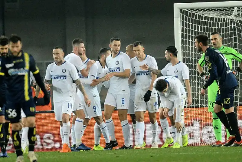 Perisic porta in vantaggio i nerazzurri nel primo tempo ma nel finale un gol di Pellissier regala il pareggio ai veronesi.
