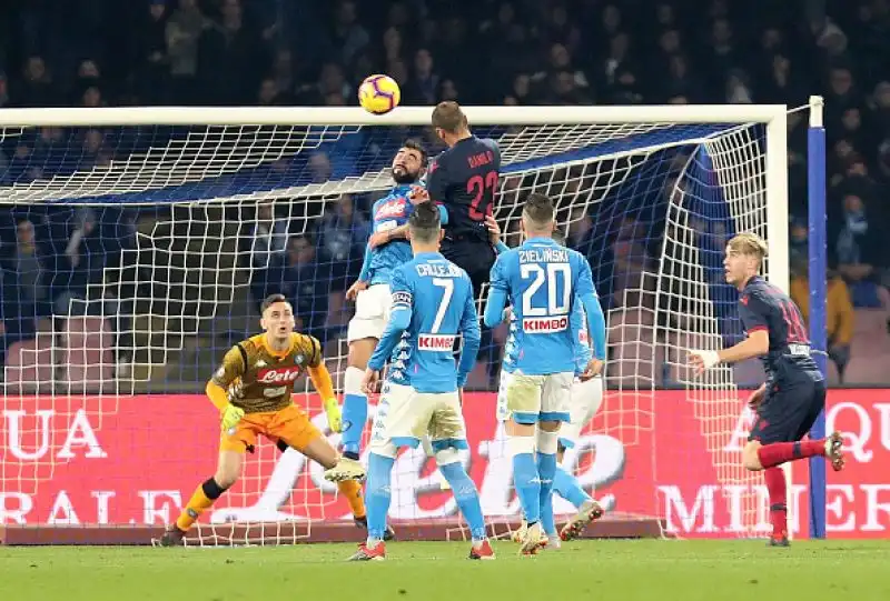 Milik porta avanti il Napoli due volte ma prima Santander e poi Danilo raggiungono i partenopei, alla fine un gol di Mertens regala i tre punti ai padroni di casa.