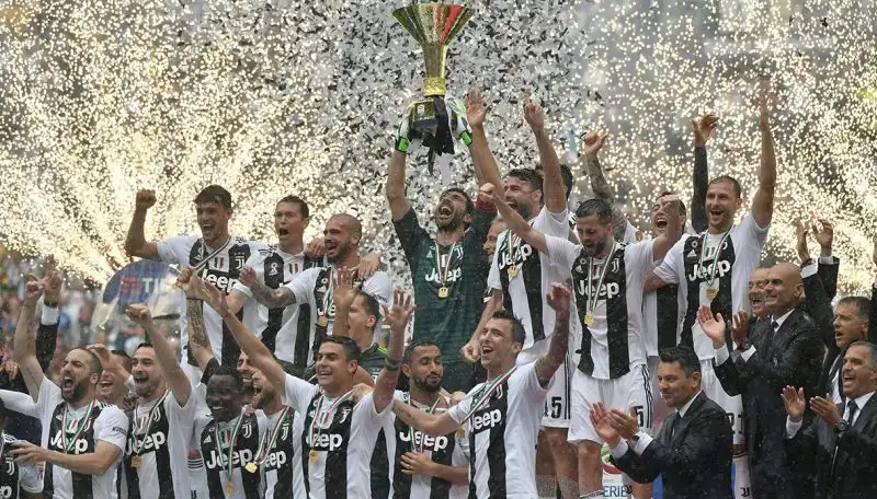 A maggio sono stati assegnati titoli in serie, dallo scudetto nel calcio alla Juventus