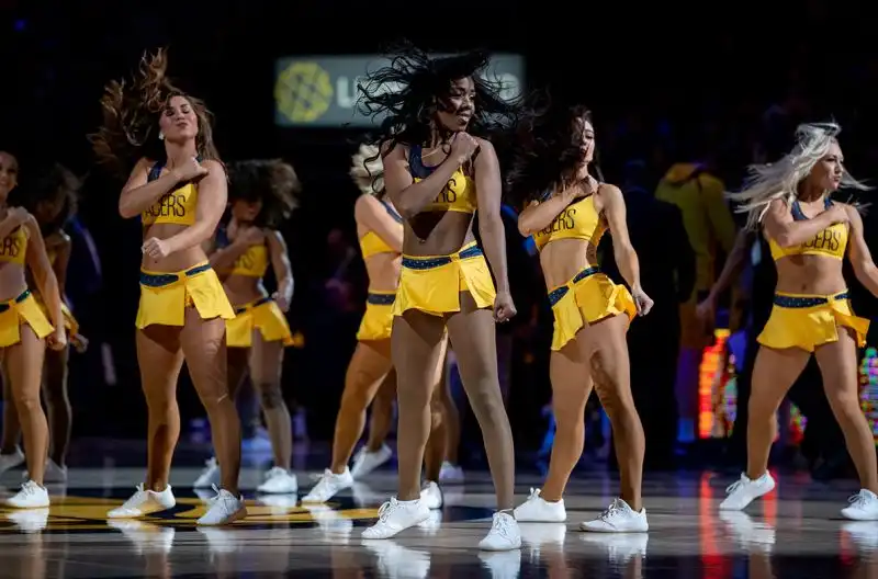 Nei palazzetti della NBA lo spettacolo sul parquet non è dato solo dalle stelle del basket ma anche dalle meravigliose ragazze che animano le pause di gioco.