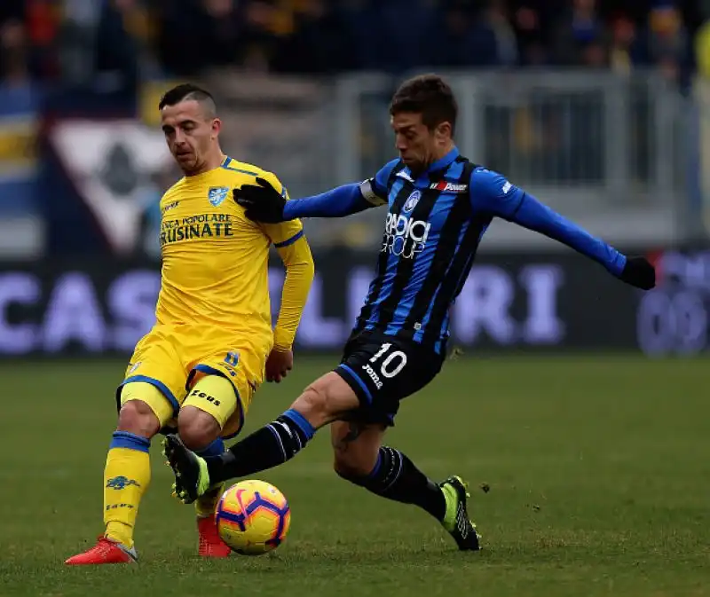 L'Atalanta travolge il Frosinone per 5-0 nell'anticipo delle 12.30 della ventesima giornata di serie A. La Dea domina la partita in lungo e in largo.