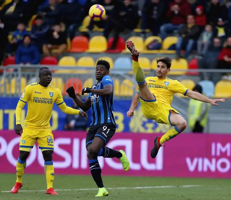L'Atalanta travolge il Frosinone per 5-0 nell'anticipo delle 12.30 della ventesima giornata di serie A. La Dea domina la partita in lungo e in largo.