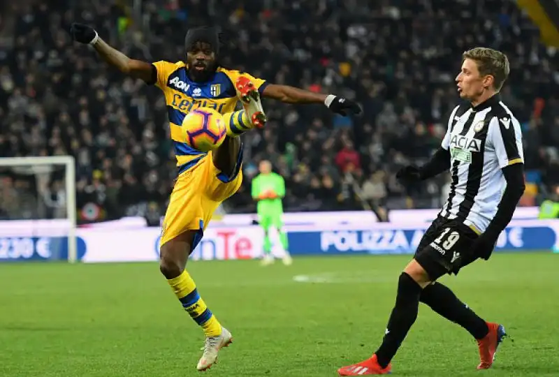 Un gol da cineteca dell'ivoriano regala agli emiliani la sesta vittoria della stagione in trasferta: Udinese sconfitta 2-1.