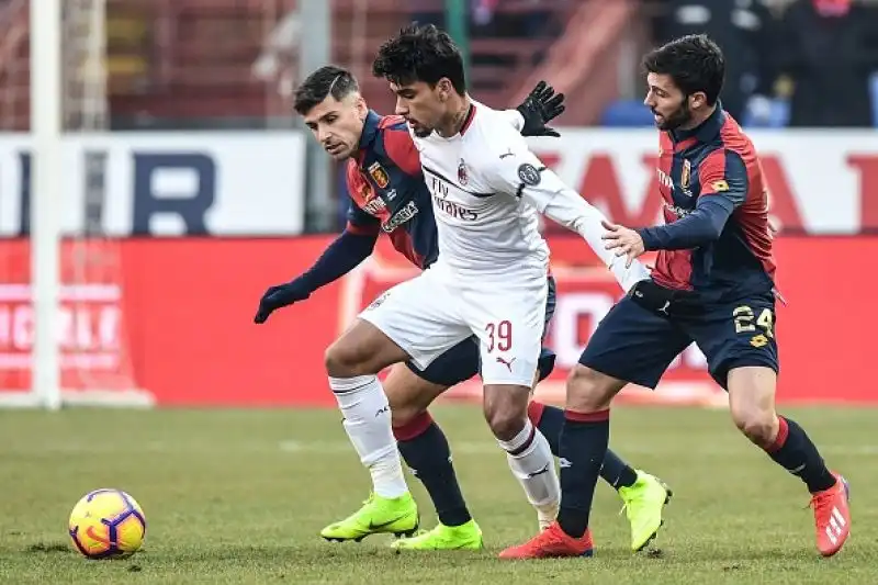 I rossoneri sfondano nel finale con il Genoa: in gol Borini e Suso.