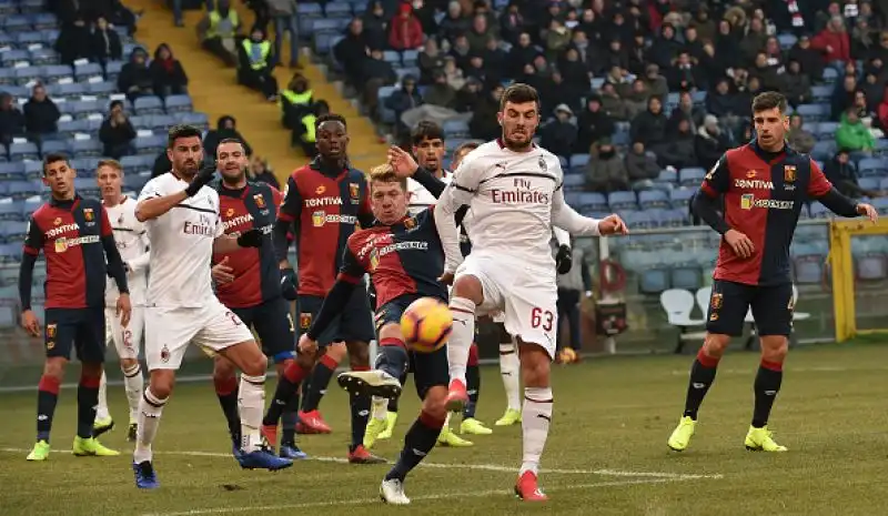 I rossoneri sfondano nel finale con il Genoa: in gol Borini e Suso.