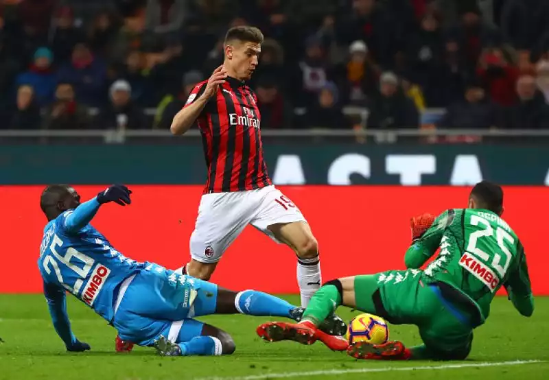 Il risultato non aiuta i rispettivi obiettivi: il Napoli sale a -8 dalla Juventus in campo domenica contro la Lazio, il Milan va a 35 punti.