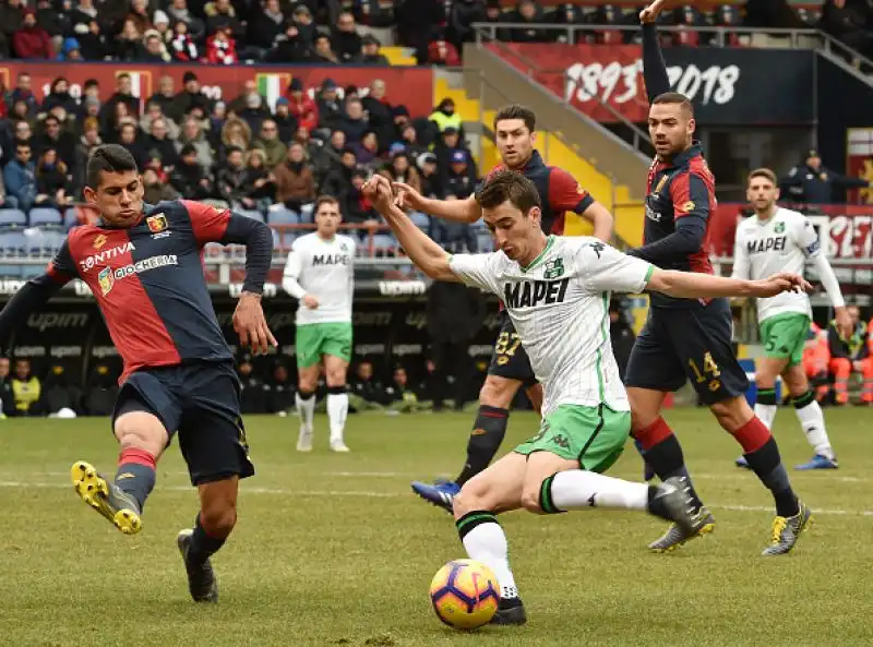 La partita è decisa nel primo tempo: il nuovo bomber del Grifone Sanabria (due gol in due partite) replica al vantaggio emiliano firmato Djuricic.