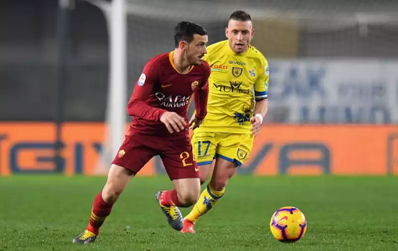 I giallorossi passano facilmente a Verona con le reti di El Shaarawy, Dzeko e Kolarov.